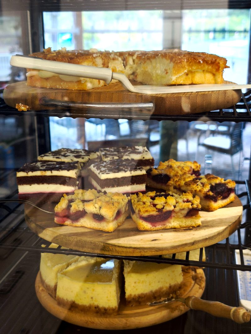 Kuchentheke am Kiosk mit Streuselkuchen, Käsekuchen und Cremeschnitten