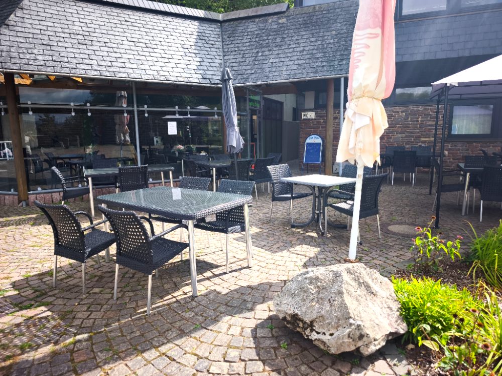 Sitzplätze auf der Terrasse vor dem Kiosk