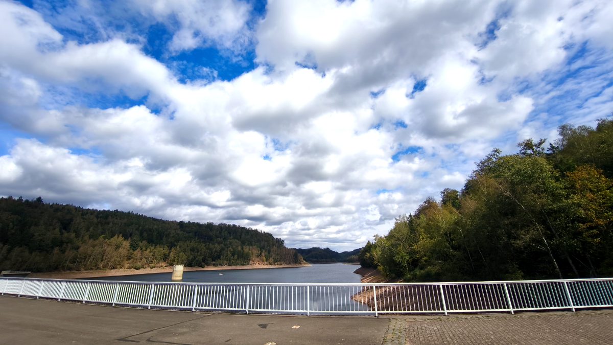 Die Staumauer der Talsperre Nonnweiler, über die der Rundweg führt