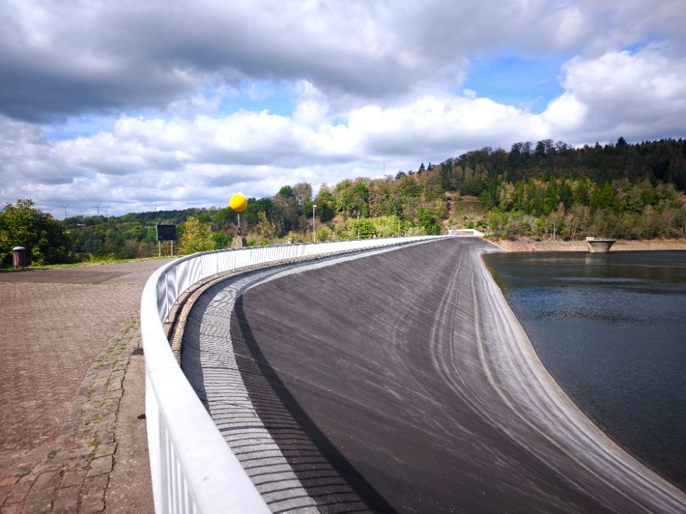 Blick über die Staumauer der Talsperre Nonnweiler